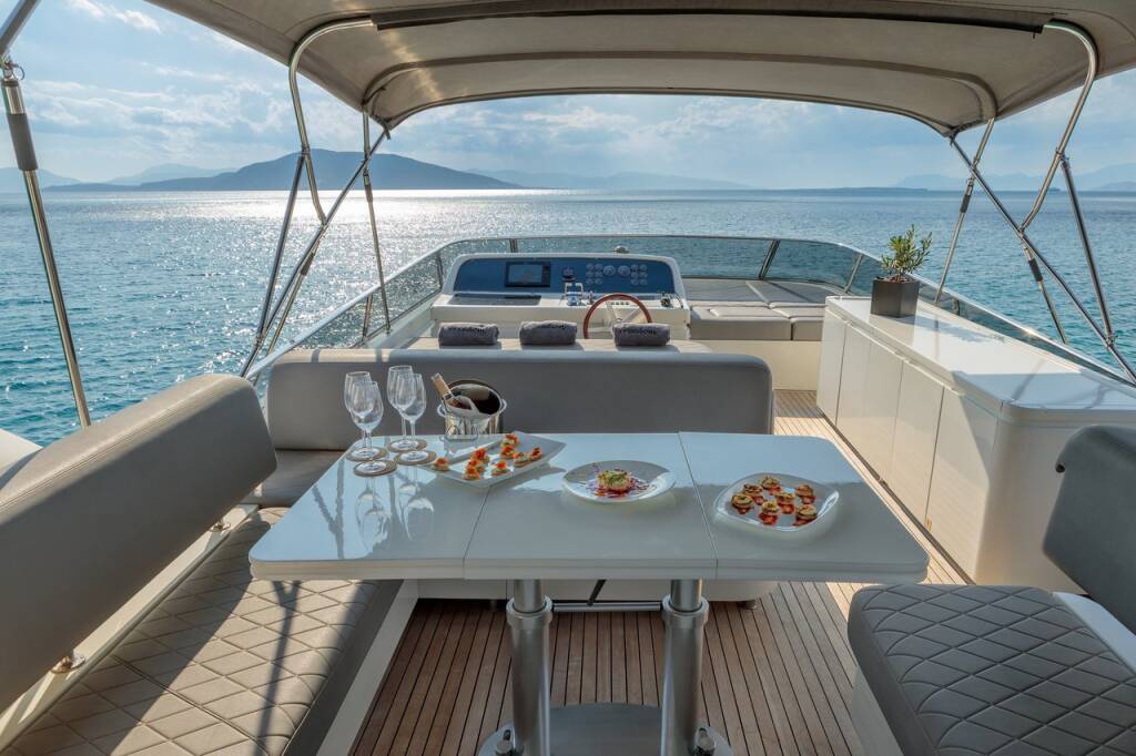Luxury motor yacht Alalunga 78 Freedom