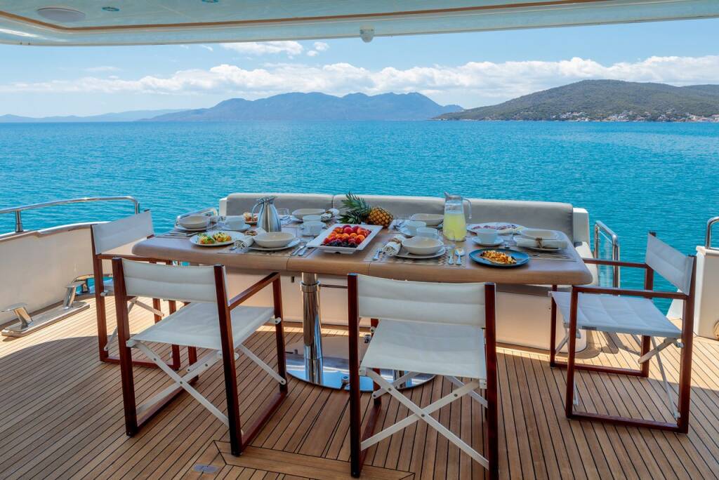 Luxury motor yacht Alalunga 78 Freedom