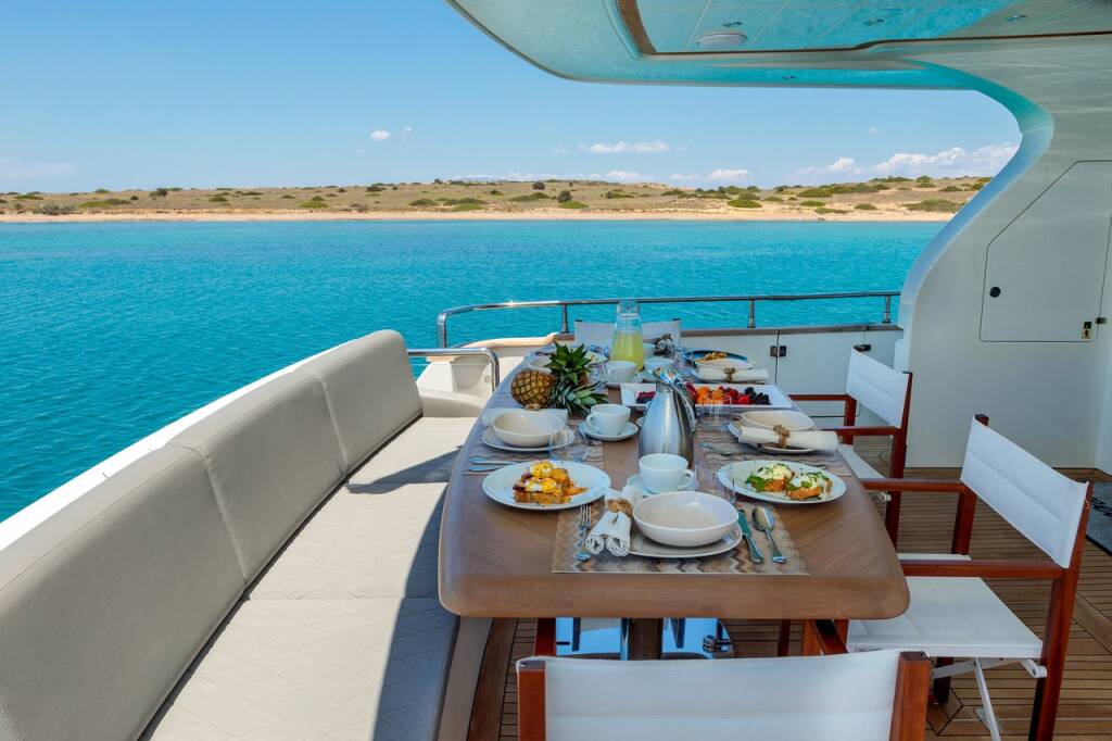 Luxury motor yacht Alalunga 78 Freedom