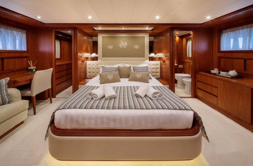 Luxury motor yacht Alalunga 78 Freedom