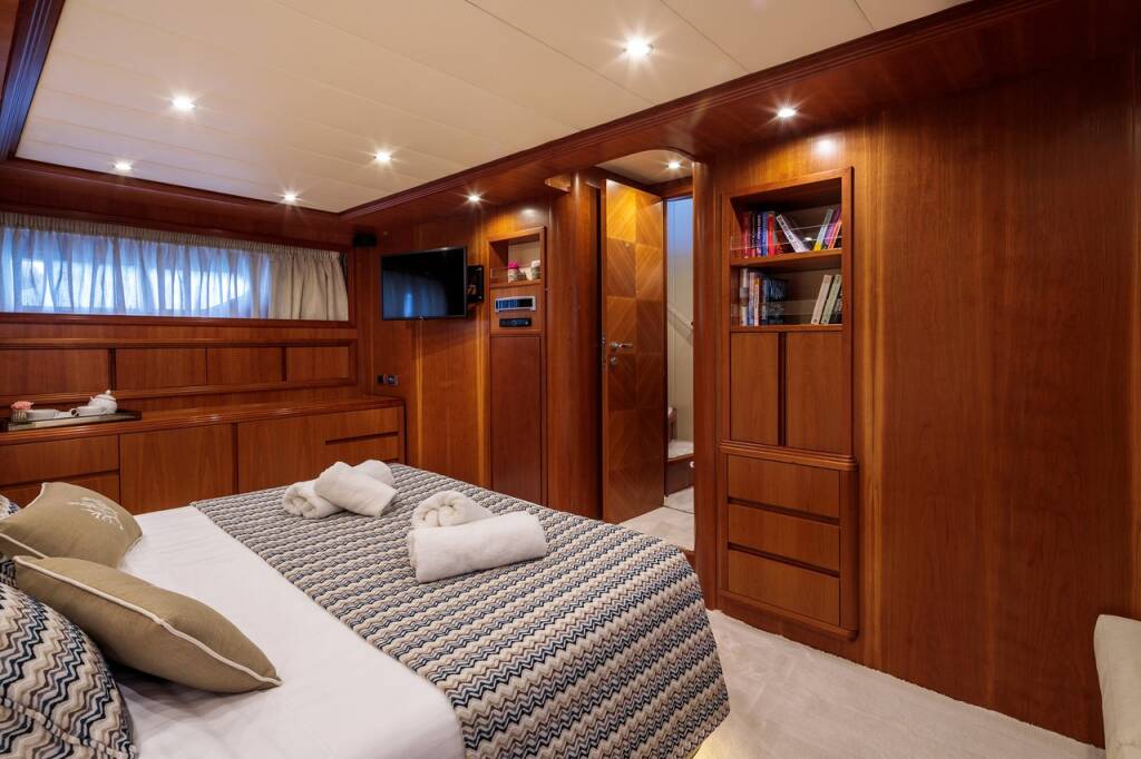 Luxury motor yacht Alalunga 78 Freedom