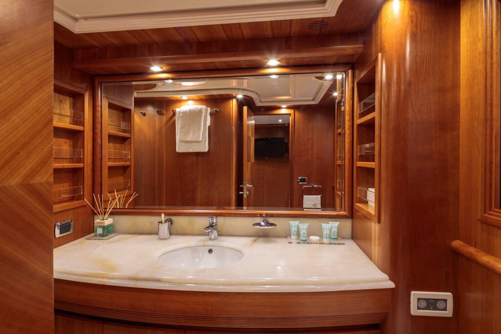 Luxury motor yacht Alalunga 78 Freedom