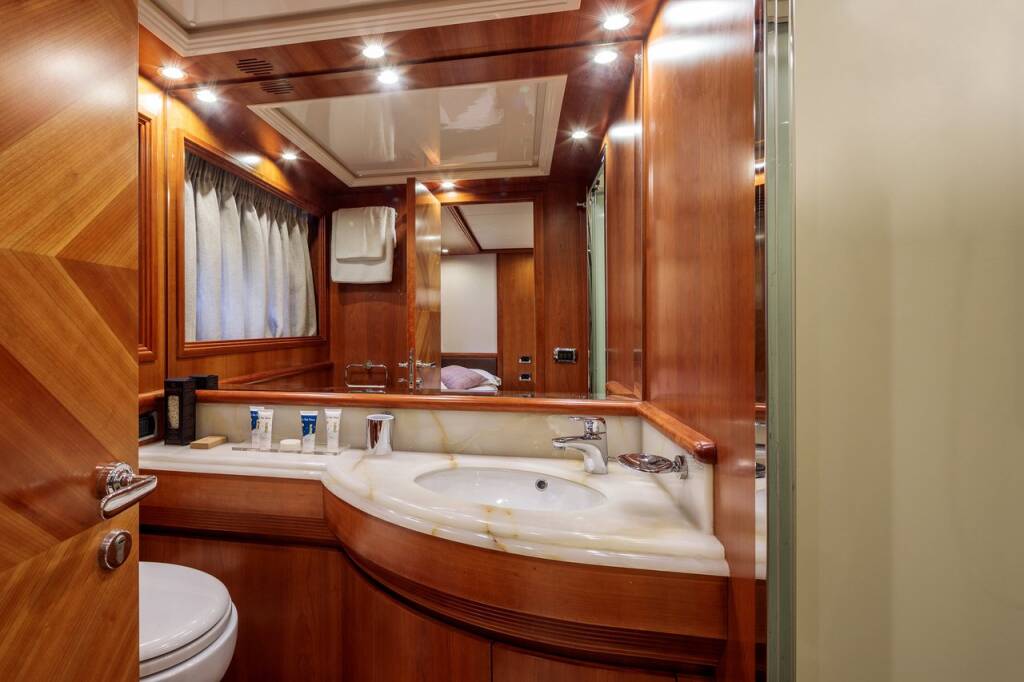 Luxury motor yacht Alalunga 78 Freedom