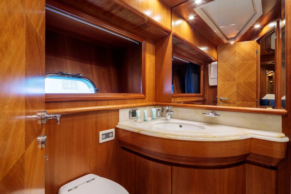 Luxury motor yacht Alalunga 78 Freedom