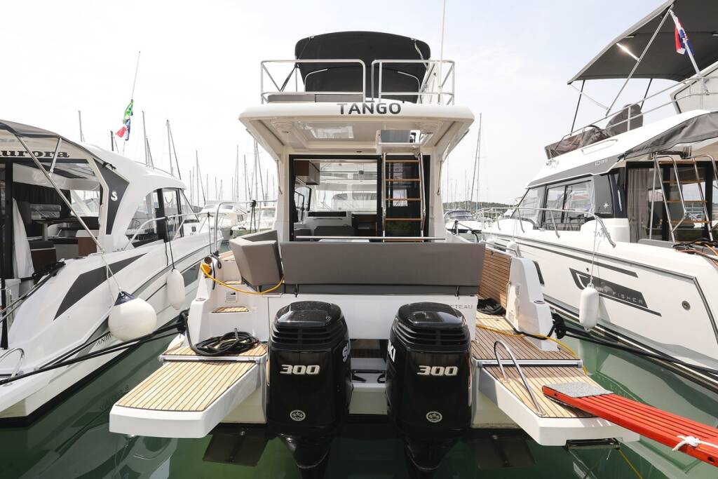 Motor boat Antares 11 Tango
