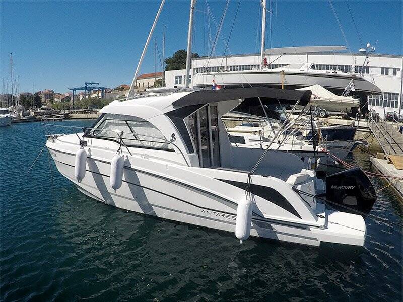 Motor boat Antares 8 OB Lovre