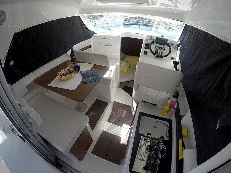 Motor boat Antares 8 OB Lovre