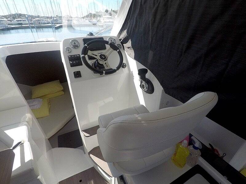 Motor boat Antares 8 OB Lovre