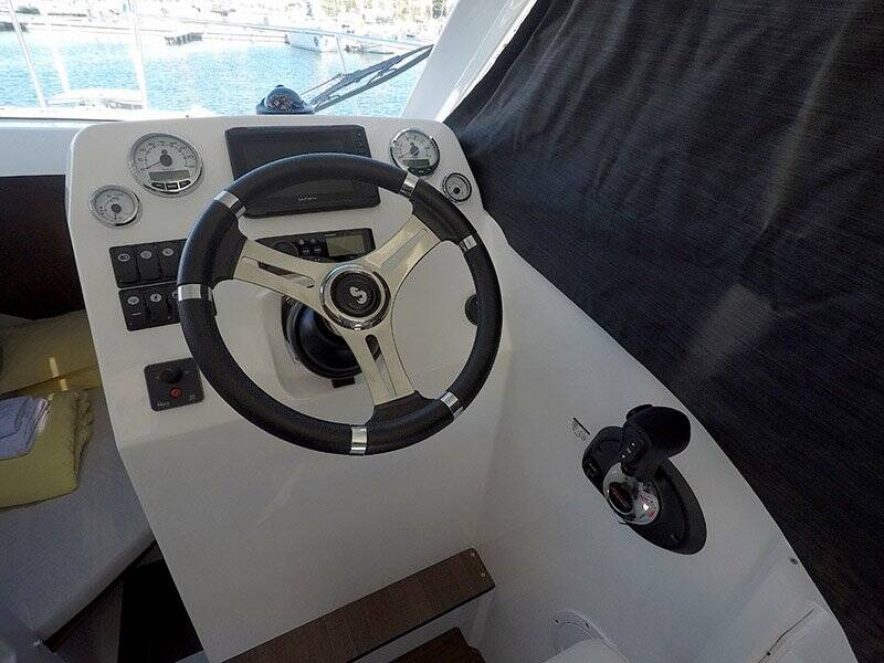Motor boat Antares 8 OB Lovre