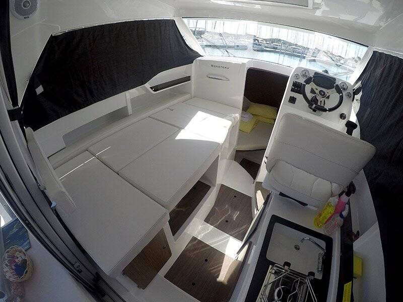 Motor boat Antares 8 OB Lovre