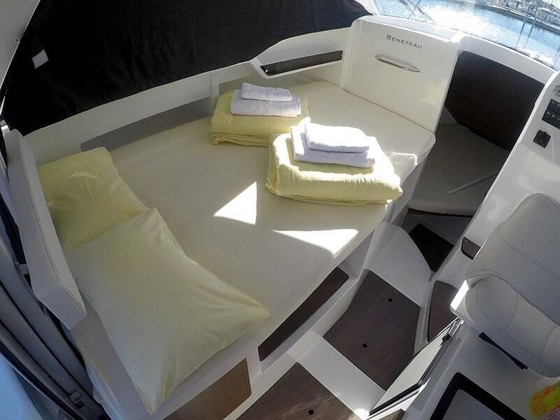 Motor boat Antares 8 OB Lovre