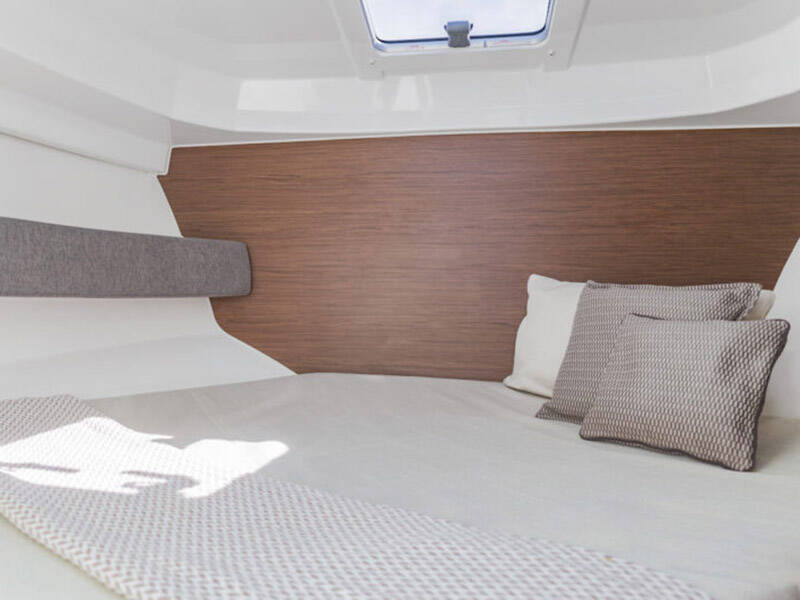 Motor boat Antares 8 OB Lovre