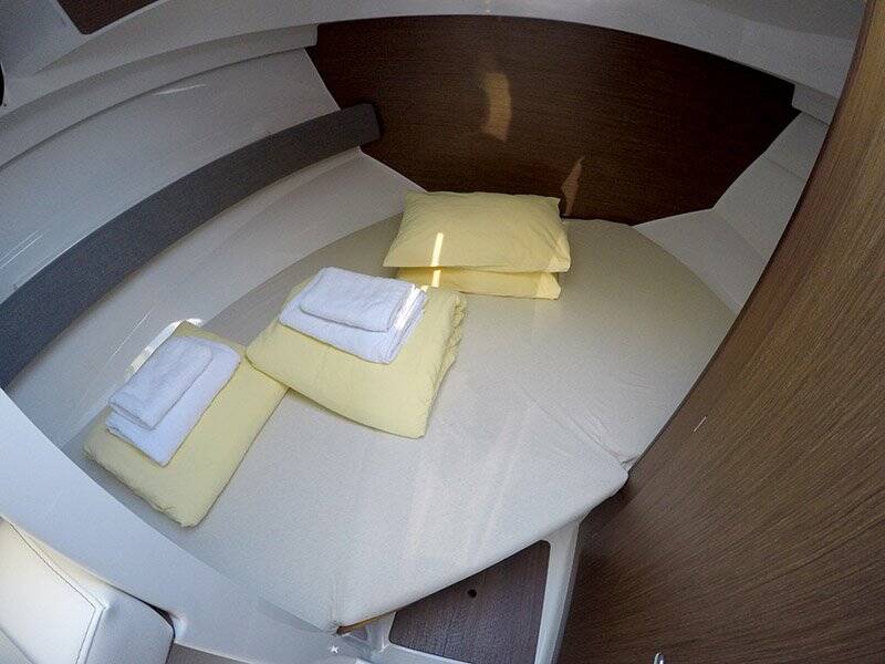 Motor boat Antares 8 OB Lovre