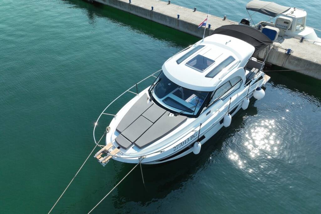 Motorboot Antares 9 OB Freeya