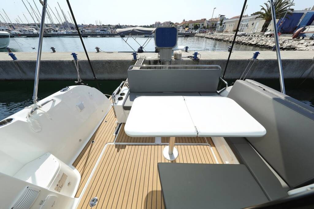 Motorboot Antares 9 OB Freeya