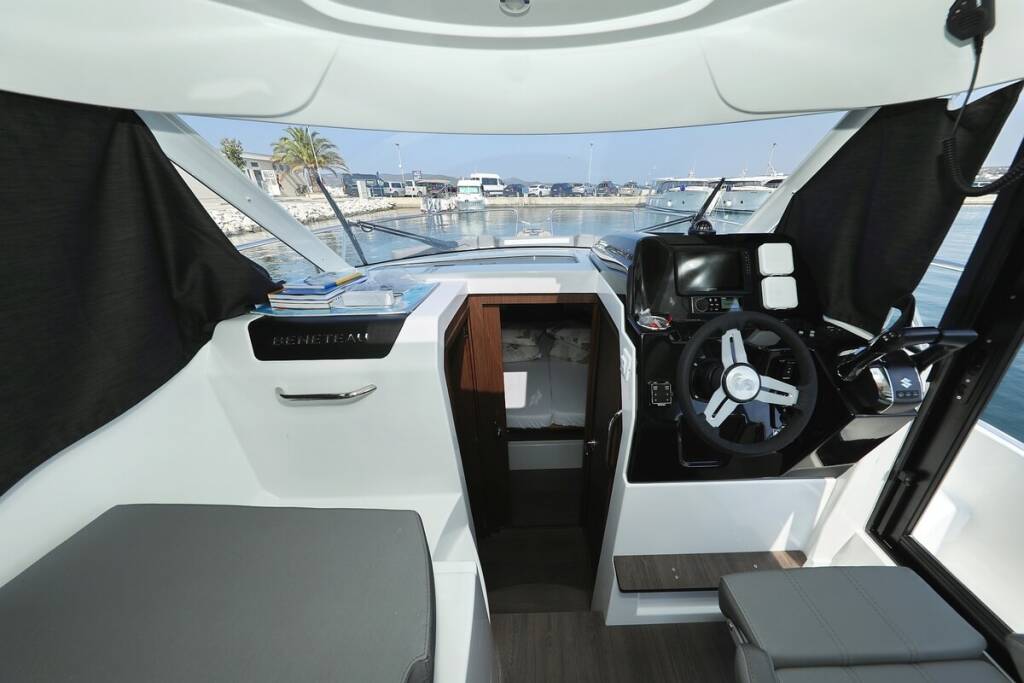 Motorboot Antares 9 OB Freeya