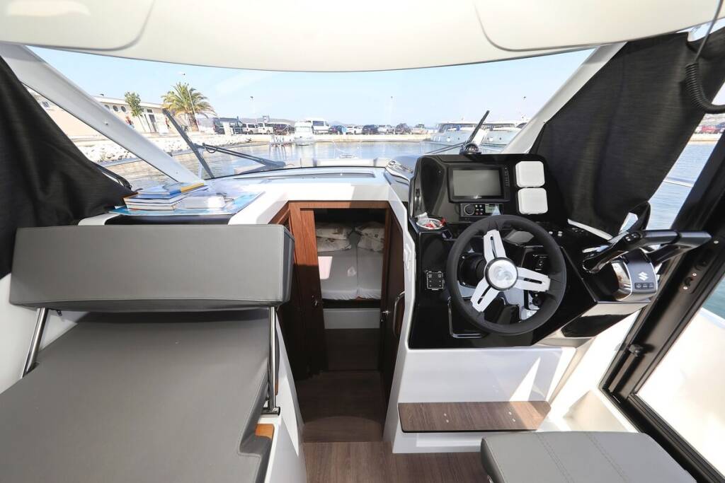 Motorboot Antares 9 OB Freeya