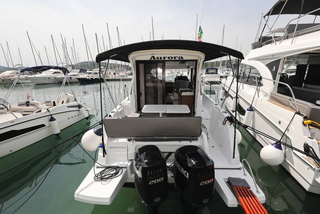 Motor boat Antares 9 OB Aurora