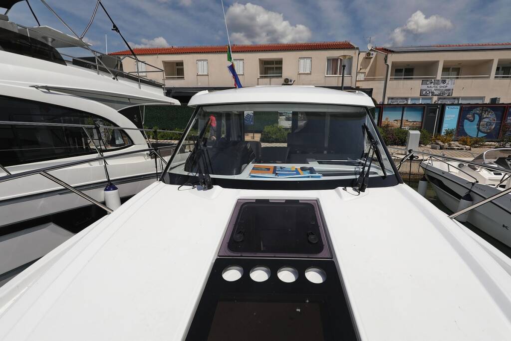 Motor boat Antares 9 OB Aurora