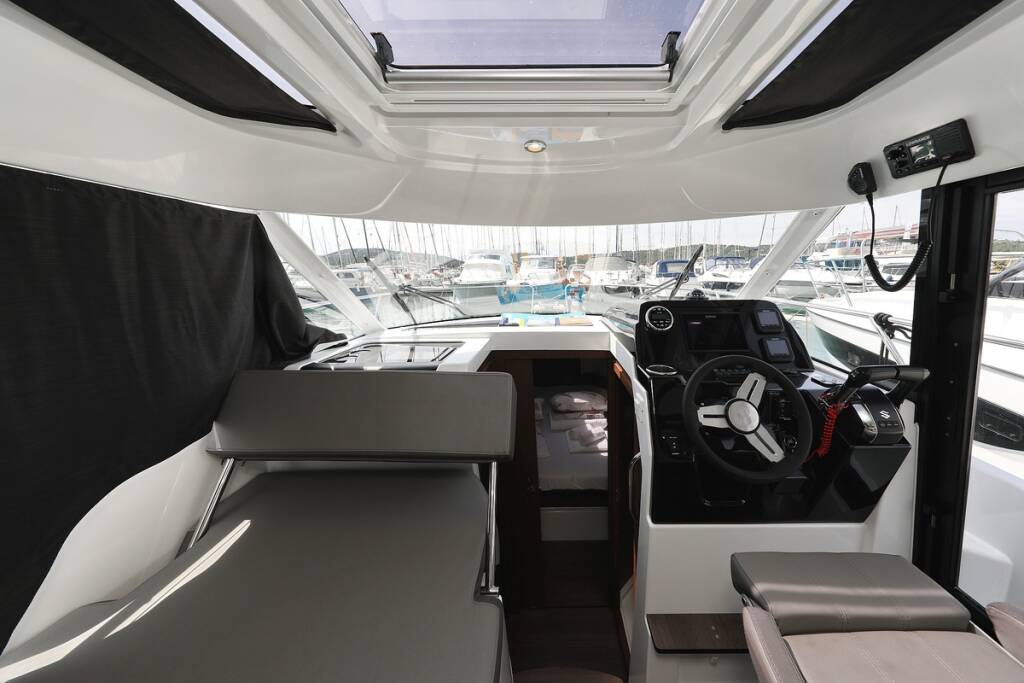 Motor boat Antares 9 OB Aurora