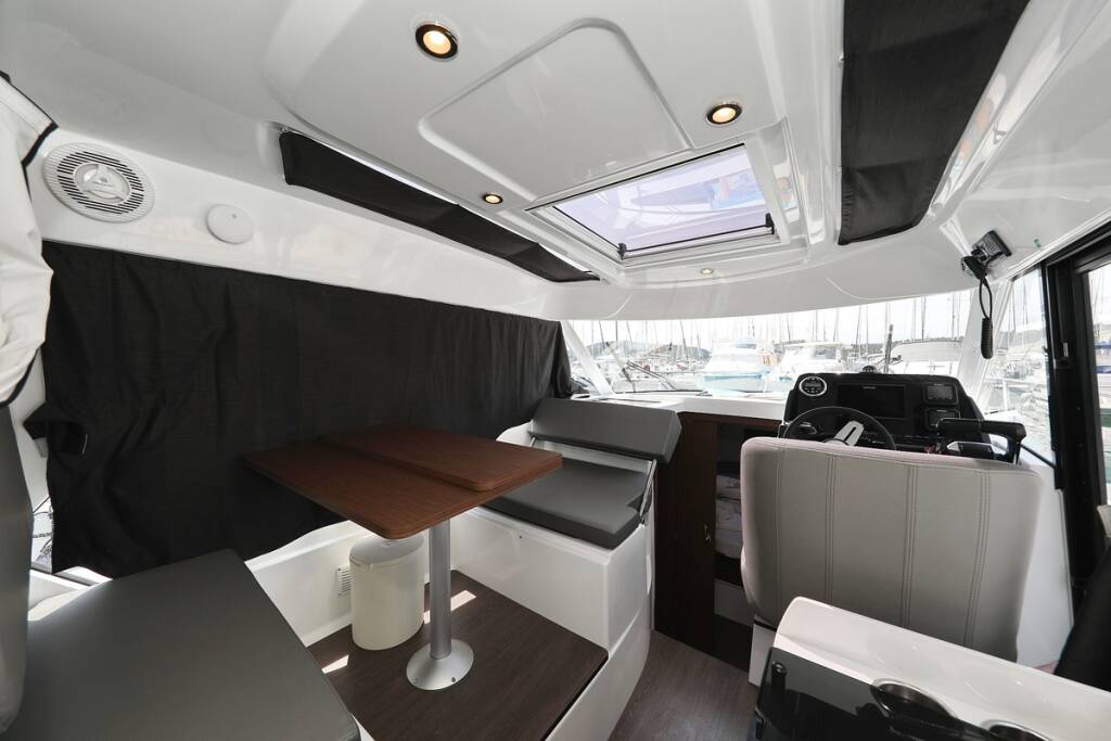 Motor boat Antares 9 OB Aurora
