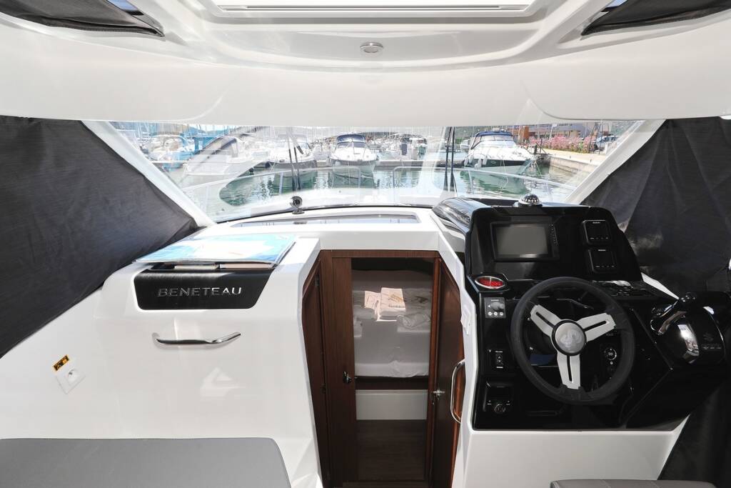 Motor boat Antares 9 OB Lolo