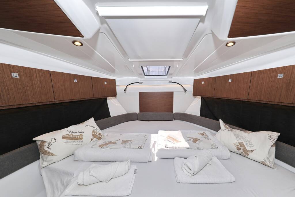 Motor boat Antares 9 OB Lolo