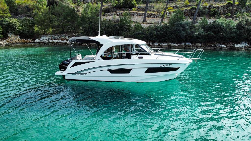 Motor boat Antares 9 OB Arya