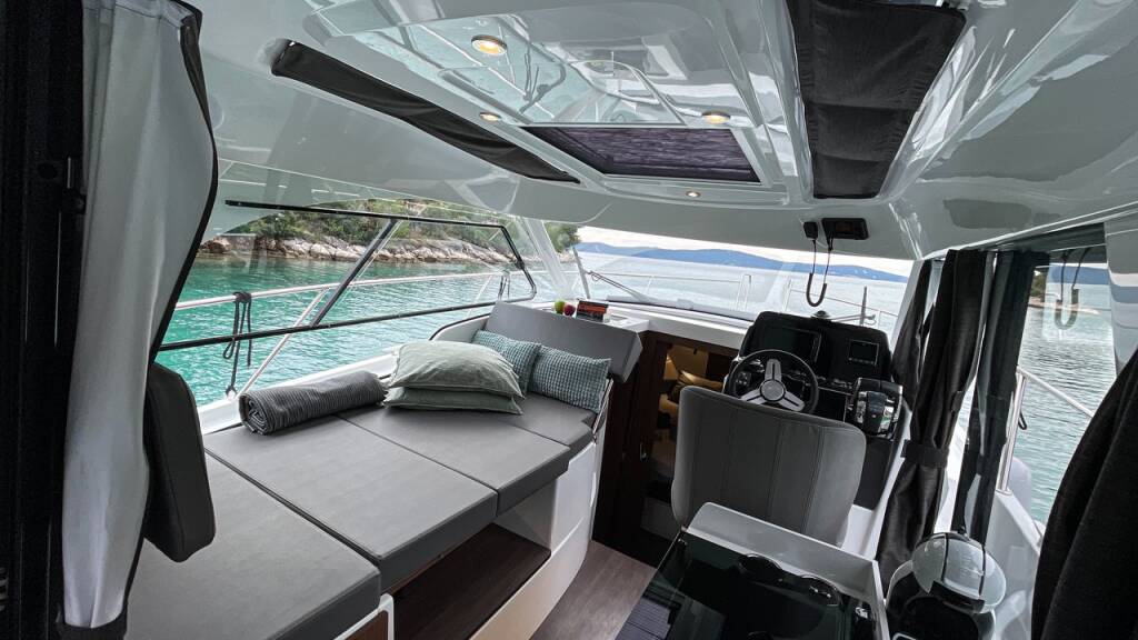 Motor boat Antares 9 OB Arya