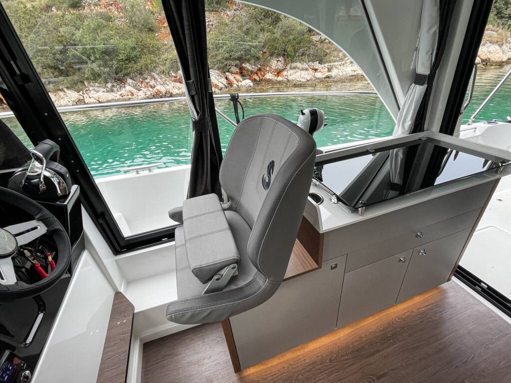 Motor boat Antares 9 OB Arya