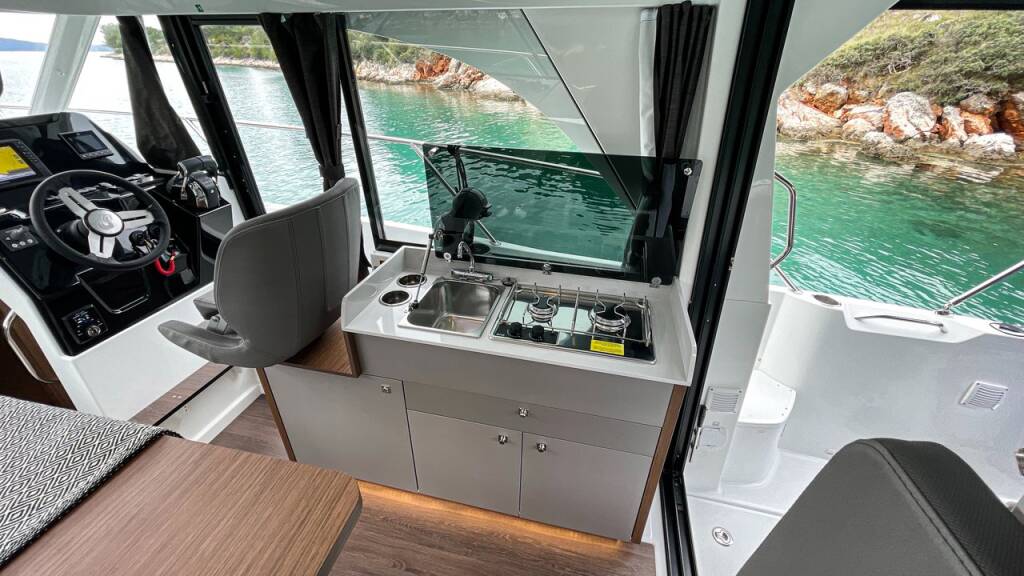 Motor boat Antares 9 OB Arya