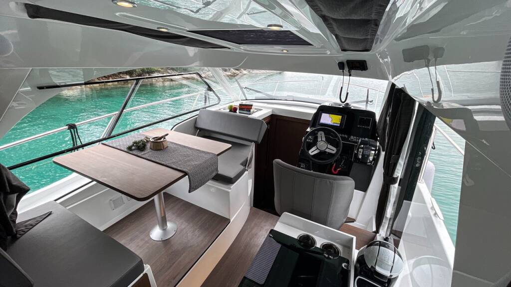 Motor boat Antares 9 OB Arya