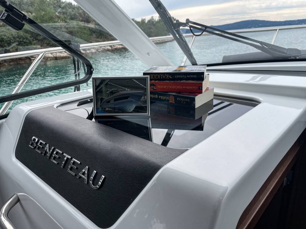 Motor boat Antares 9 OB Arya