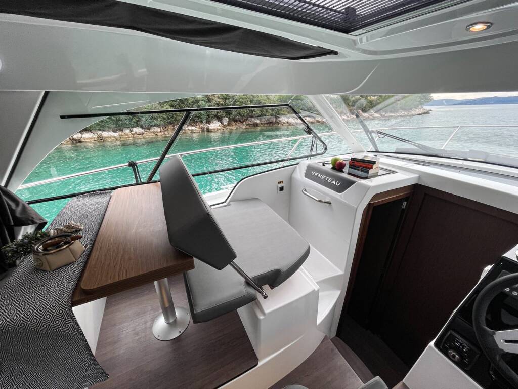 Motor boat Antares 9 OB Arya