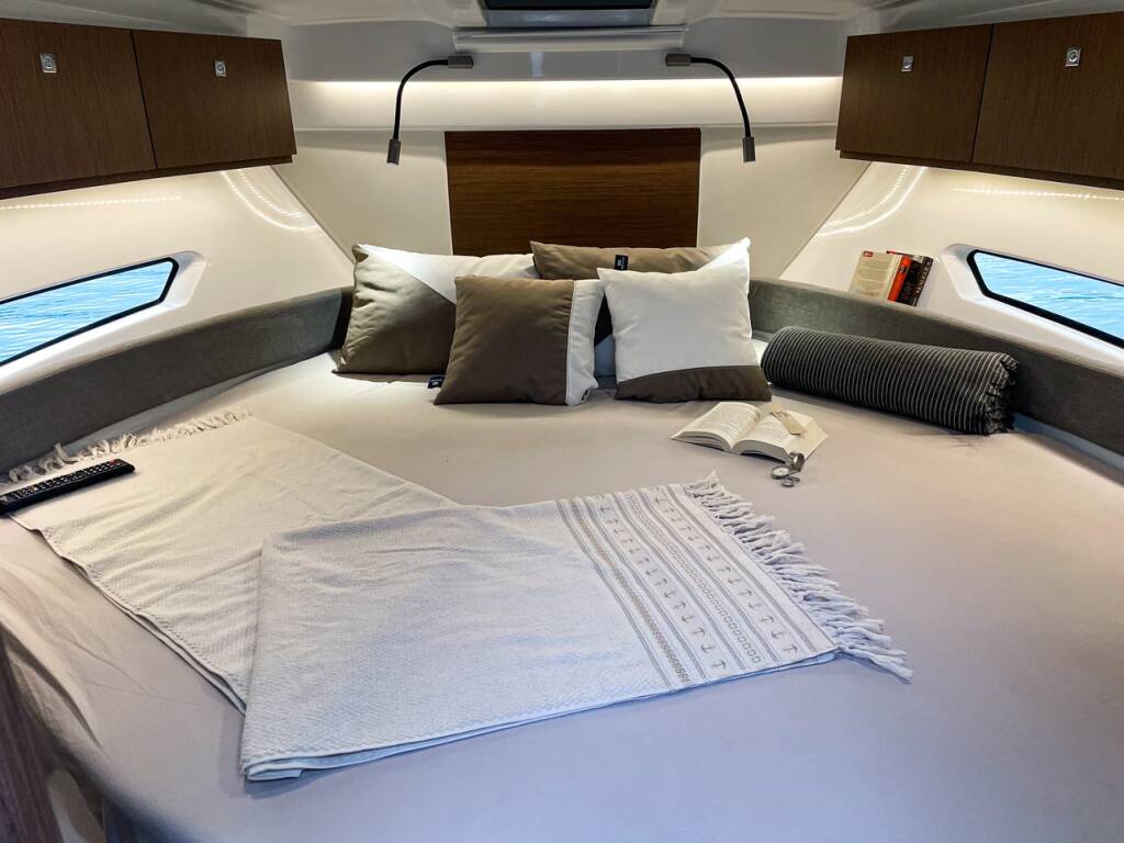 Motor boat Antares 9 OB Arya
