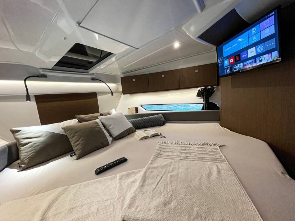 Motor boat Antares 9 OB Arya