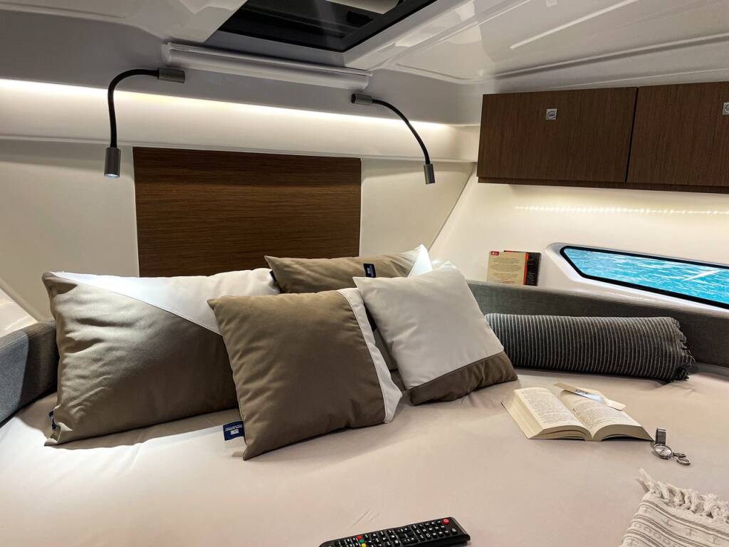 Motor boat Antares 9 OB Arya