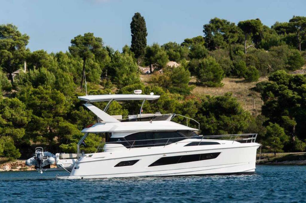 Power catamaran Aquila 44 Adriatic Z