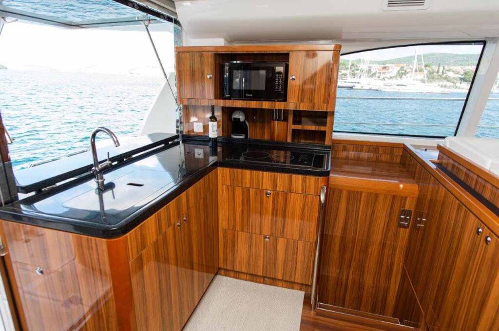 Power catamaran Aquila 44 Adriatic Z