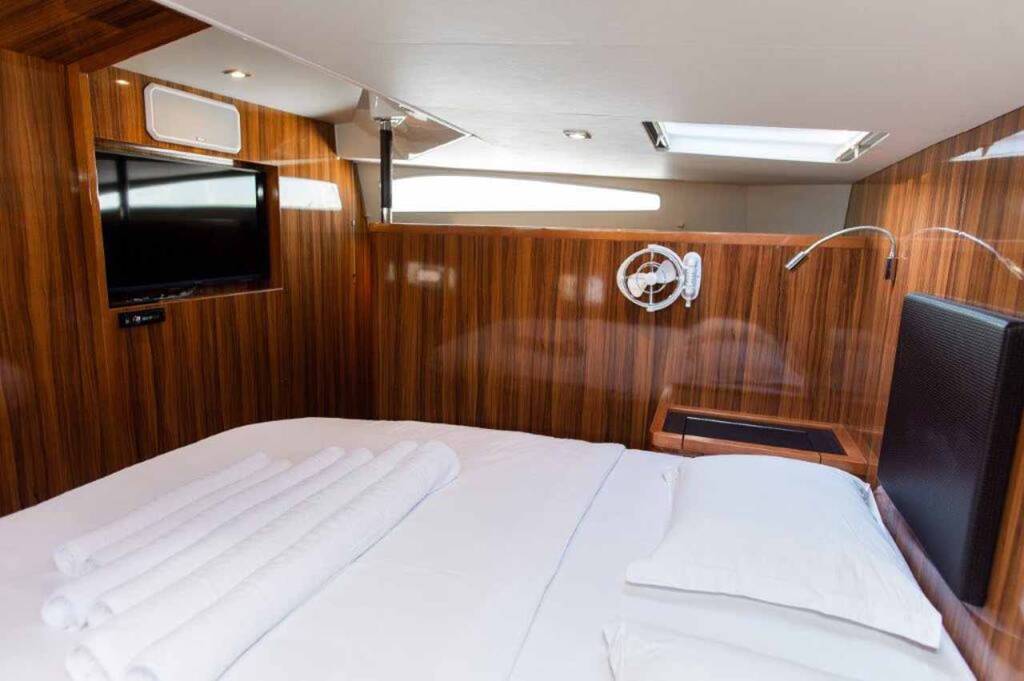 Power catamaran Aquila 44 Adriatic Z