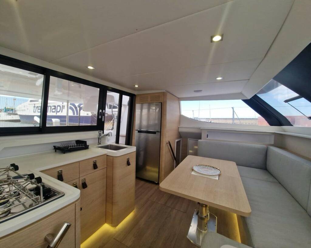 Catamaran Aventura 37 