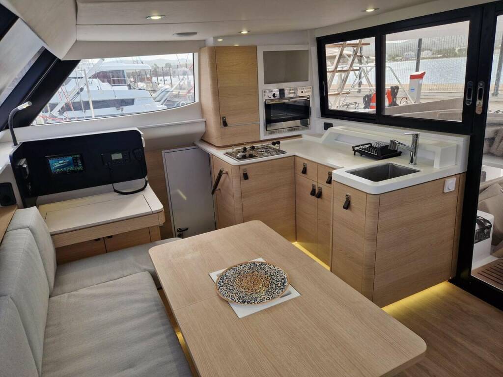 Catamaran Aventura 37 