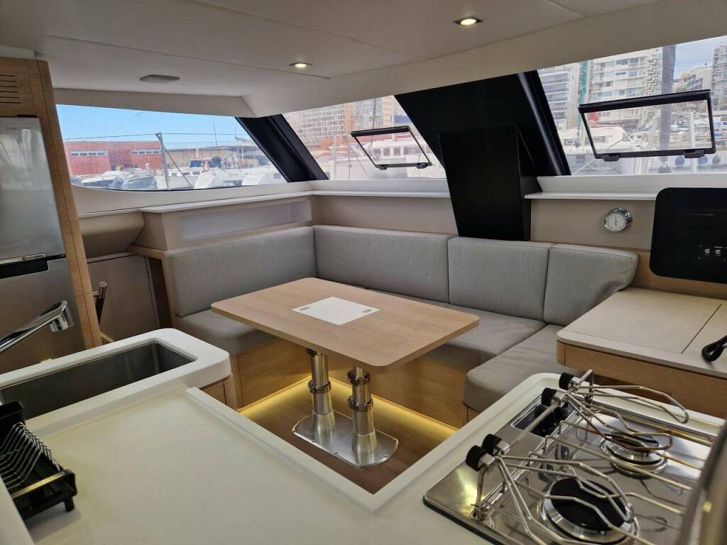 Catamaran Aventura 37 
