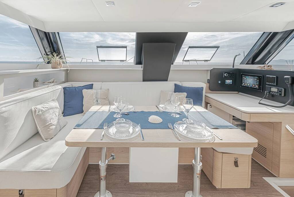 Catamaran Aventura 37 Catalina
