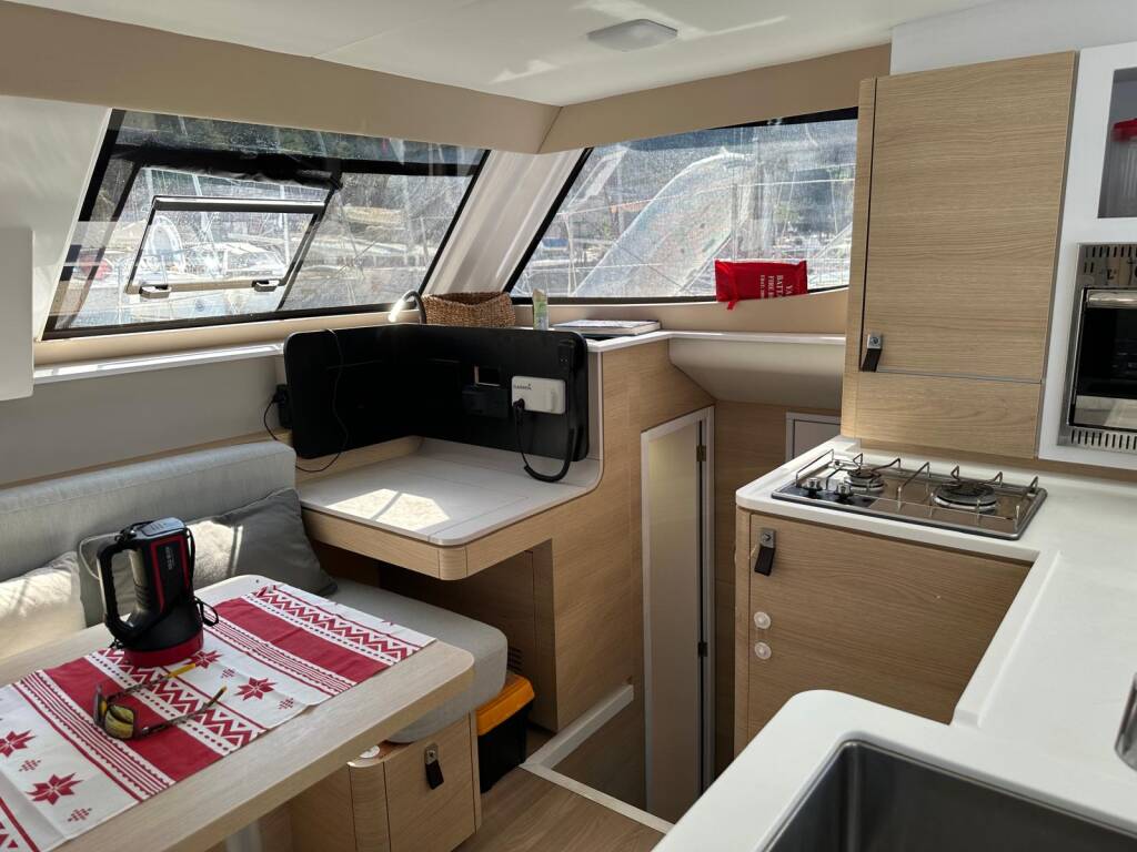 Catamaran Aventura 37 Catalina