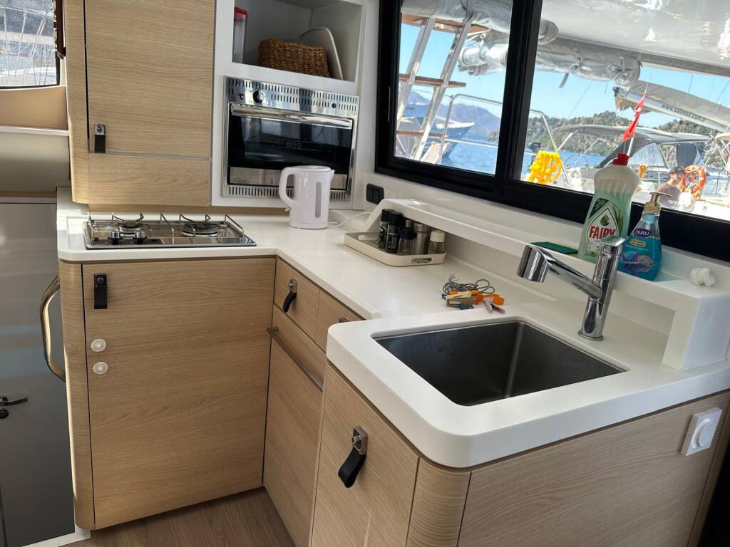 Catamaran Aventura 37 Catalina