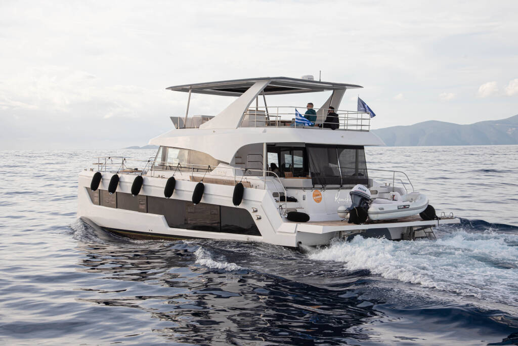 Power catamaran Aventura 50 Kamchatka