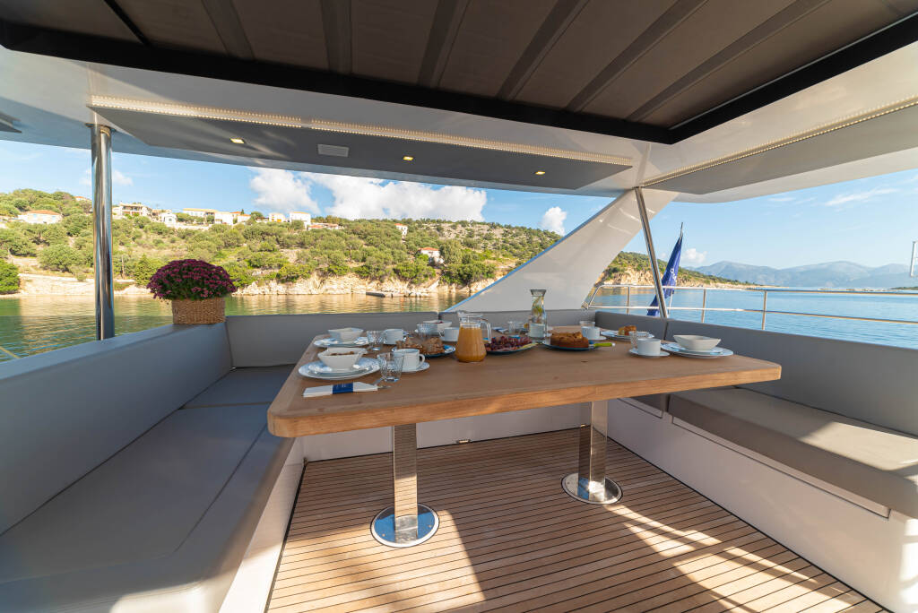 Power catamaran Aventura 50 Kamchatka