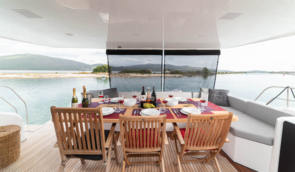 Power catamaran Aventura 50 Kamchatka