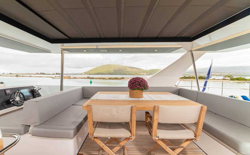 Power catamaran Aventura 50 Kamchatka